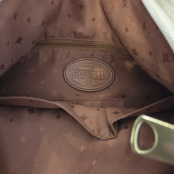 Fossil Explorer Ivory Zippered Leather Bag With Crossbody Strap - Picture 4 of 8
